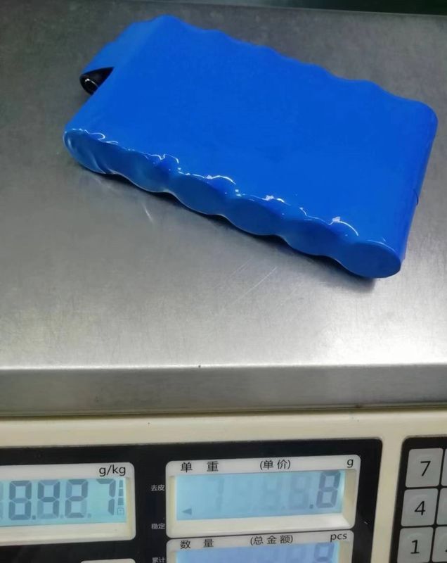कस्टम 11.1v 10ah बैटरी पैक 6pcs 21700 लिथियम आयन बैटरी एक पंक्ति में डीसी 5521 महिला के साथ