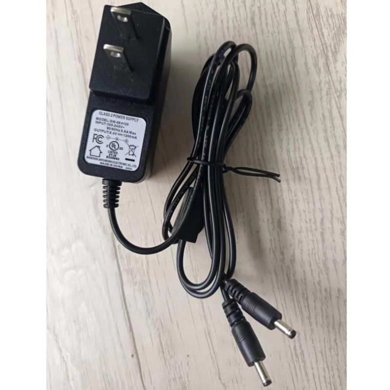 गर्म दस्ताने बैटरी के लिए दो डीसी सिर के साथ यूएस मानक चार्जर 8.4V 1.2A